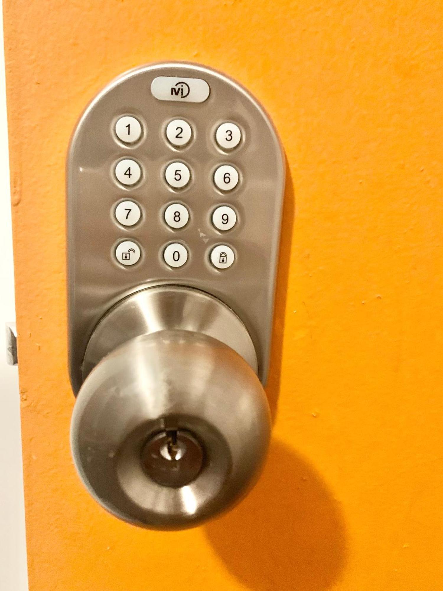 Women Only Rooms - Men Only Rooms - Free Wifi - Coffee Parking - Lockers Miami Eksteriør bilde